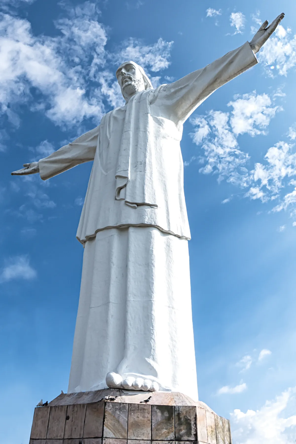 El Cristo Rey sobre Cali, Colombia, contra el cielo azul