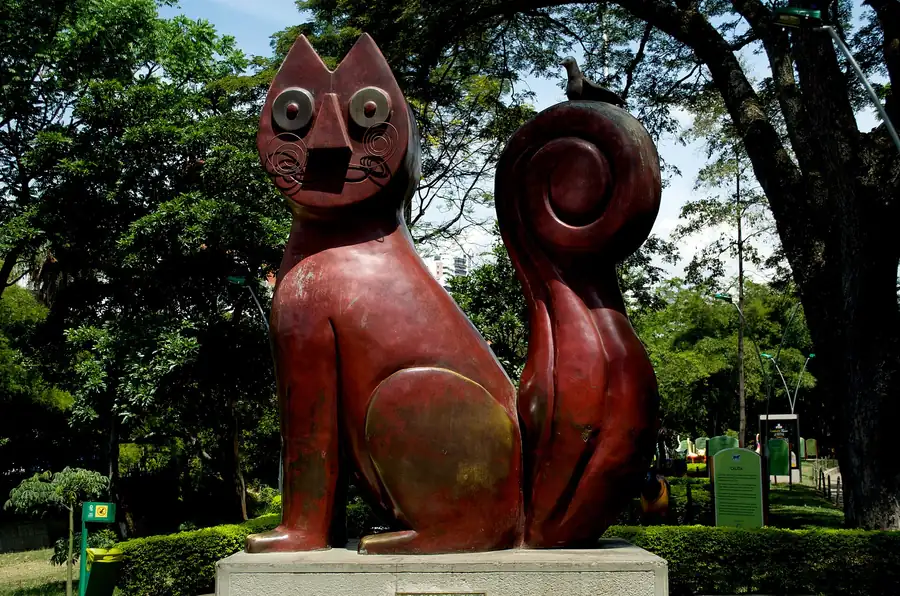 El Gato del Río, la escultura de Hernando Tejada en el parque junto al río en Cali