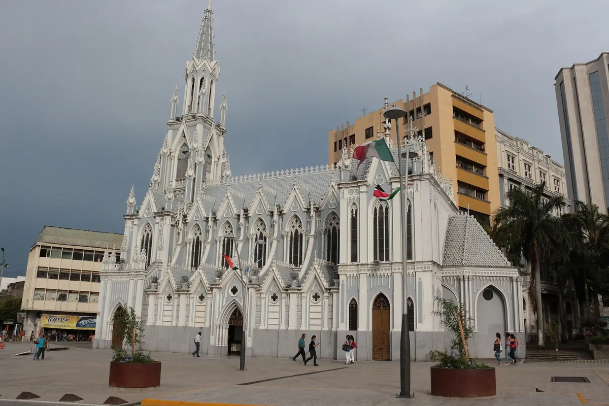 La iglesia de La Ermita y su plaza en el centro de Cali, Colombia