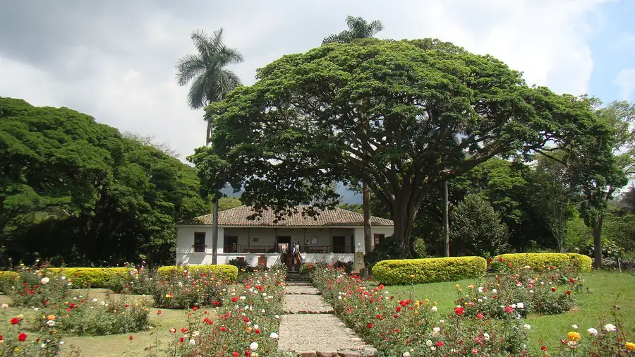 La Hacienda El Paraíso, en el Valle del Cauca cerca de Cali, tras un samán y un jardín de rosas